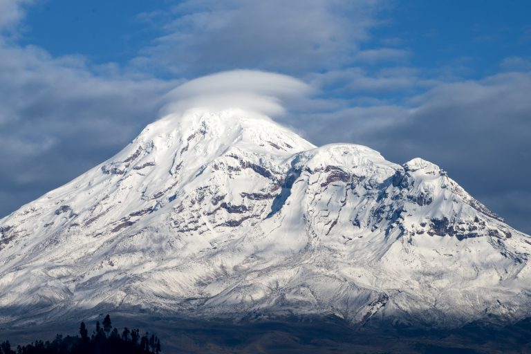 Cumbre del volcán Chimborazo cubierto de nieve