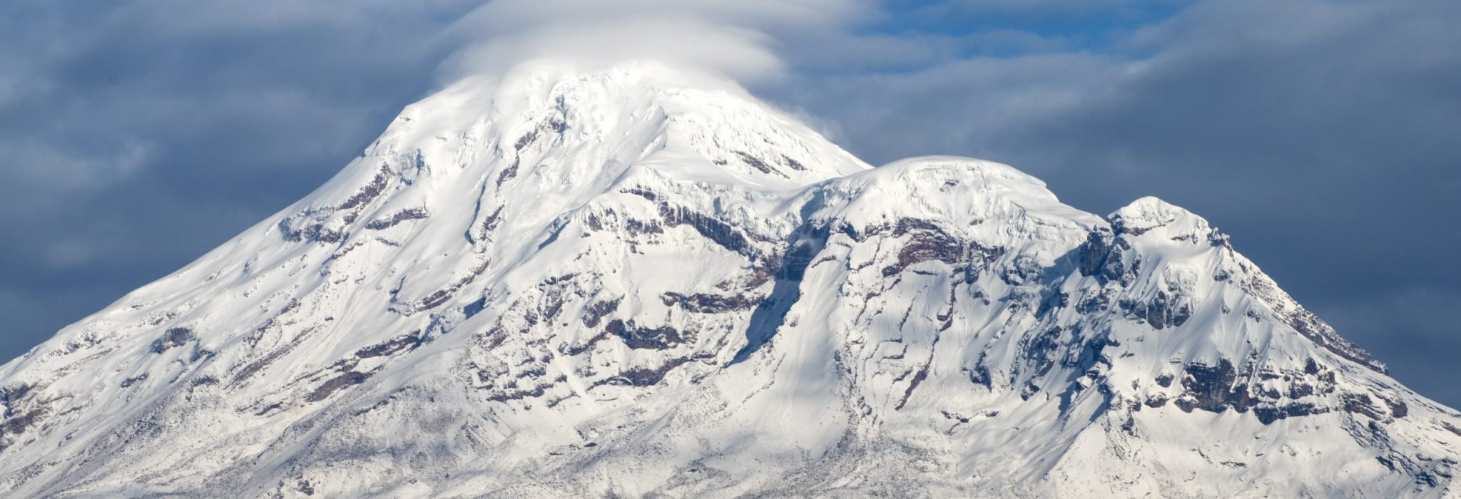 Cumbre del volcán Chimborazo cubierto de nieve